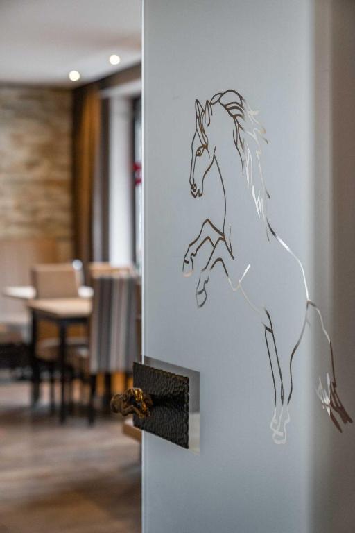 Wandbild eines Wildpferds im Hotel Wildpferd Dülmen