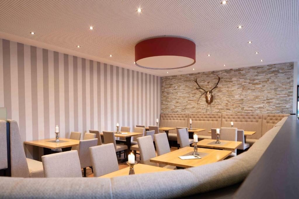 Restaurant im Hotel Wildpferd Dülmen mit Holztischen und Backsteinwand